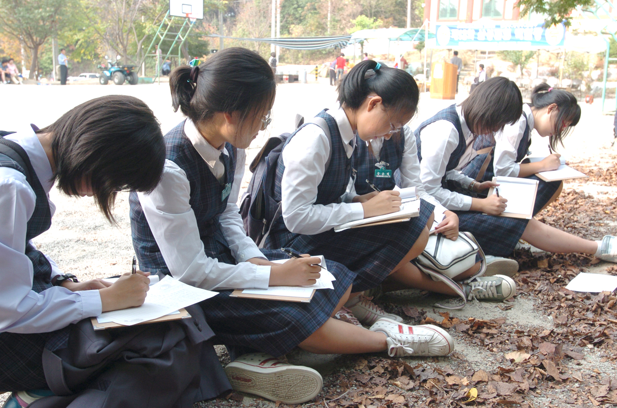 제13회 삼성면민 백일장에서 삼성중학교 학생들이 약속 이라는 시제로 글을쓰고있다