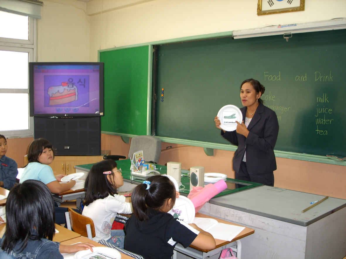무극초교 학생들이 원어민 선생님과 함께 즐겁게 영어공부를 하고있다.