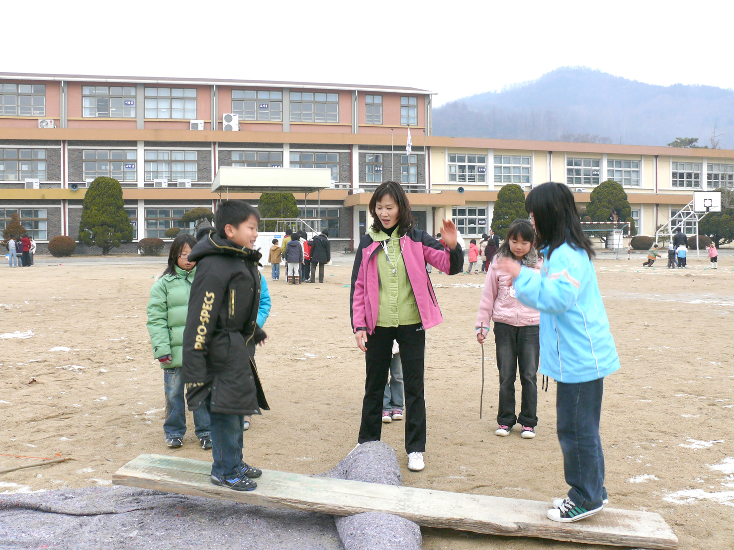 음성 평곡초등학교(교장 김기덕)에서는 전교생이 어우러진 민속체험 놀이마당이 열렸다.