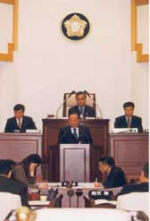지난 11월 28일 음성군의회 대회의실에서 개최된 제 112회 군의회 제 2차 정례회에서 정상헌 음성군수가 2002년 군정연설을 하고 있다.