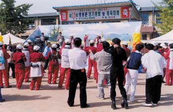 지난 10월3일 생극초교 총동문회(회장 신현용)는 화합과 단결을 위한 체육대회와 우의를 다지는 장기자랑을 펼치며 축제를 펼쳤다.