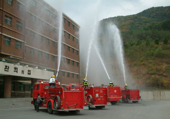 음성소방서(서장 김종구)는 지난 10월 22일 맹동면 인곡리 소재 음성꽃동네에서 2003 긴급구조 종합 훈련을 실시해 재난대응 체계를 구축했다.