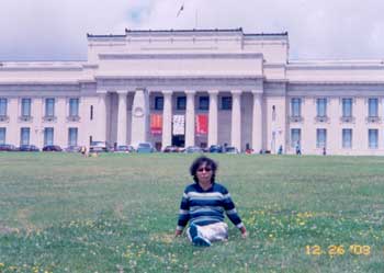 오클랜드 국립도서관 잔디광장에서 포즈를 취한 필자의 모습.