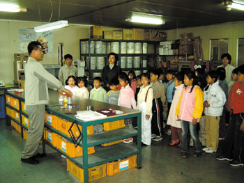 삼성면 능산리 소재 능산초등학교 학생들이 인근 기업체를 방문해 생산과정 등을 견학하고 있다.