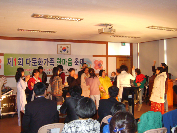 다문화 축제가 이주민과 한국인 모두가 사회의 구성원으로써 다양한 문화를 교류할 수 있는 장으로 펼쳐졌다.