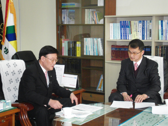 본보 최병수 편집국장이 권영동 군수 권한대행을 만나 2010년 음성군정에 대해 대담을 나누었다.