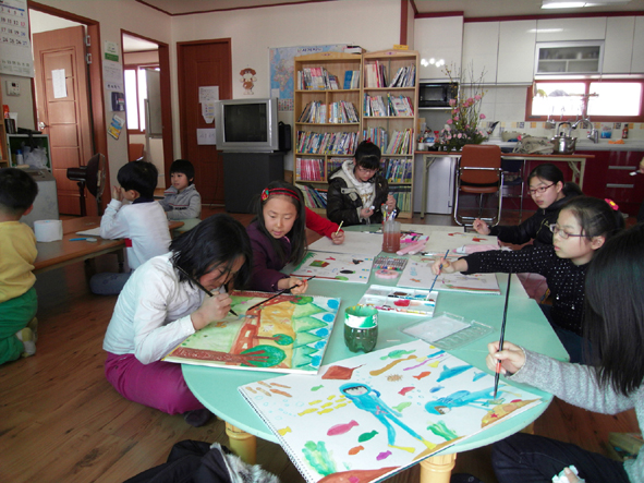 공부하고 있는 청보리 지역아동센터 아이들