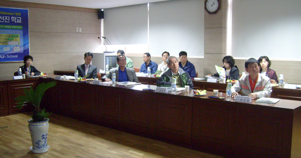 학교현황에 대해 설명을 듣고 있는 대전시 의원들