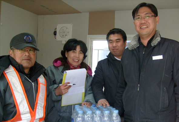 한국도로공사 진천지사 직원들이 격려물품을 전달하고 있다