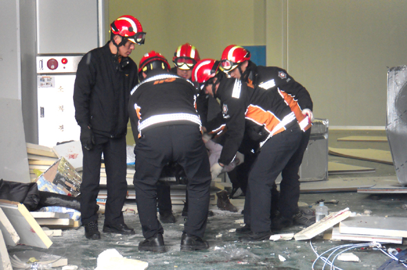 119 긴급 구조대가 지붕에서 떨어진 인부를 응급 조치 후 병원으로 후송했다.