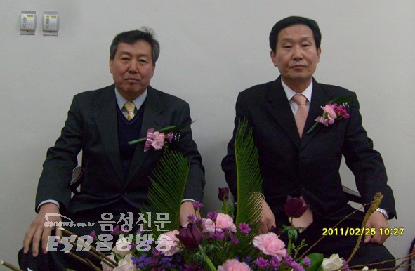 윤홍필 이임 위원장(좌)과 신임 장성순 위원장(우)