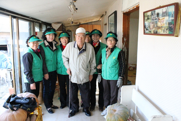 음성읍 새마을 부녀회가 독거노인집 집고쳐주기 봉사활동을 펼쳤다.