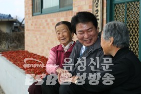 김수회 예비후보자가 경로당을 방문해 어르신들을 위로하는 모습