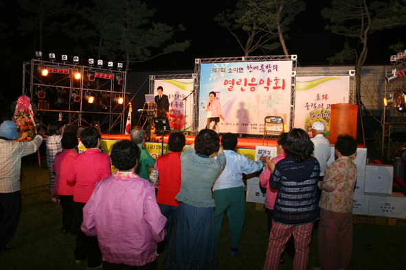 이날 면민노래자랑은 소이면 8개리에서 참가한 주민, 소이품바, 다문화가정팀에서 나와 열띤 노래경연을 펼쳤다.