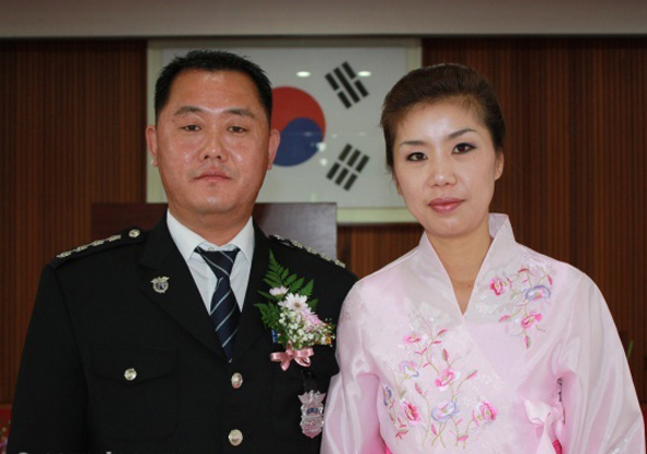 김영섭 씨와 부인 이수현 씨.(지난 2009년 음성군자율방범연합대장 취임식 때.)