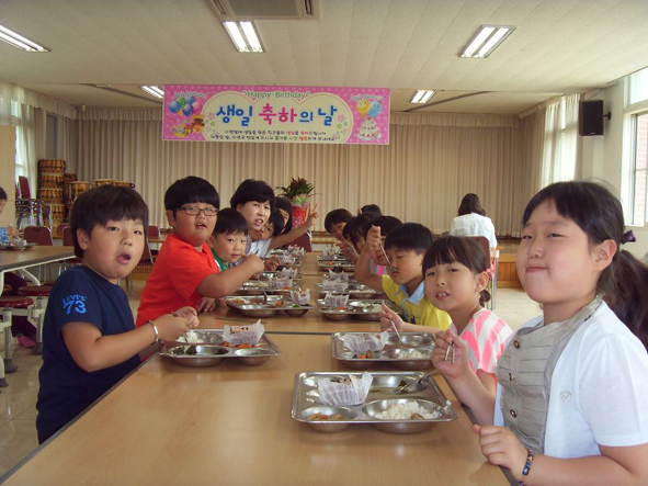 쌍봉초 어린이들과 교사들이 생일잔치를 하는 모습.