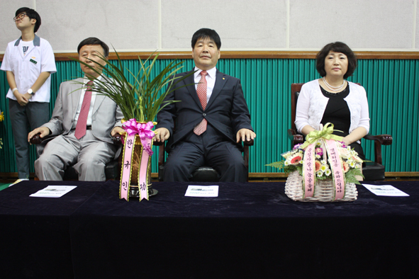 명예퇴임식에서 김종신 무극중 교장(사진 왼쪽)과 나란히 앉아있는 우성수 선생 부부.