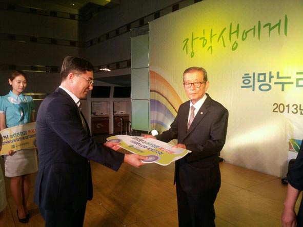 한국마사회 관계자가 음성군노인회 정인성 회장에게 차량지원서를 기증하고 있다.