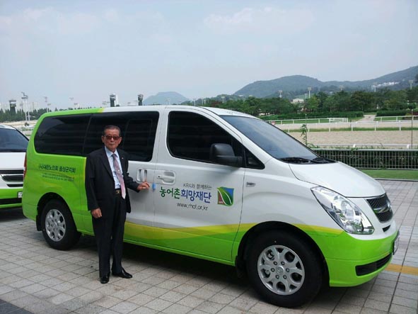 정인성 노인회장이 한국마사회에서 지원한 차량과 함께 기념촬영을 하고 있다.