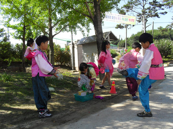 능산초 어린이들이 제기차기를 하고 있다.