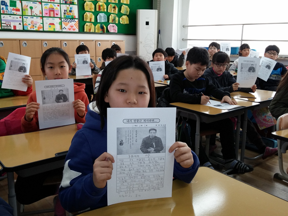 흥덕초 학생들이 안중근 의사의 사형일인 2월 14일 안 의사를 기리는 글을 만들어 보이고 있다.