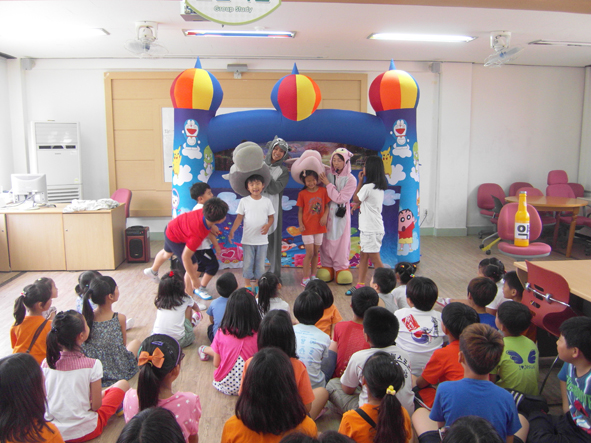 대장초 어린이들이 인형극 수업에 참여해 즐거워하고 있다.