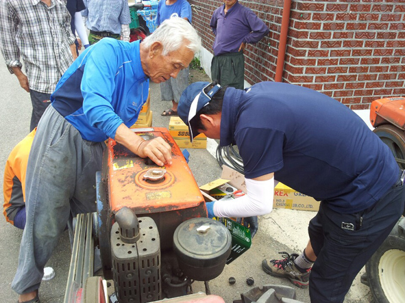 농촌진흥청 직원이 장구실 마을 주민 농기계를 수리하고 있다.