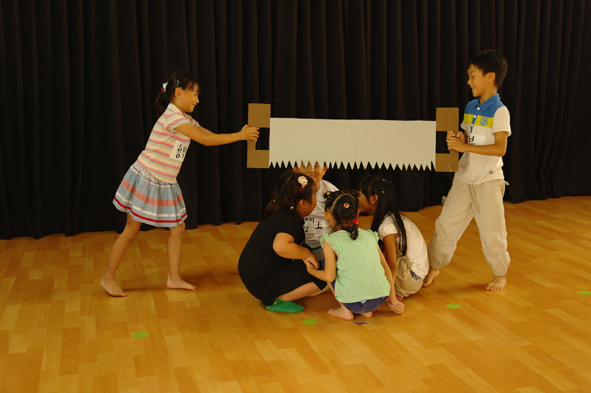 대장초 어린이들이 연극발표를 하고 있다.