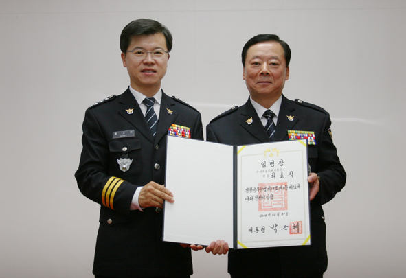 홍기현 음성경찰서장이 박근혜 대통령의 도장이 찍힌 경정 임명장을 전달하고 있다.