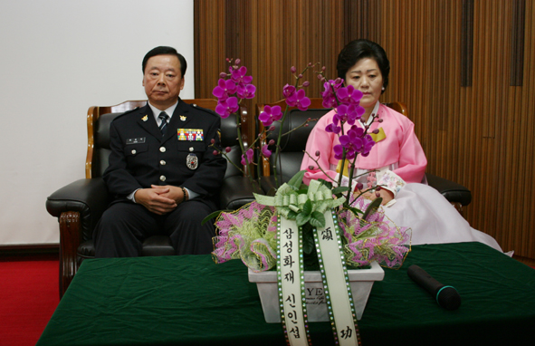 명예로운 퇴임식에 만감이 교차하는 듯 한 모습으로 앉아있는 최호식씨와 아내 김영식 여사.