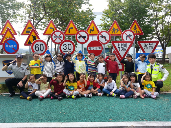 음성경찰서 교통안전교육에 참가한 어린이들.