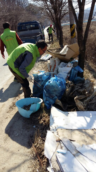 생극면 직원과 주민자치위원들이 새봄맞이 대청소를 실시하는 모습.