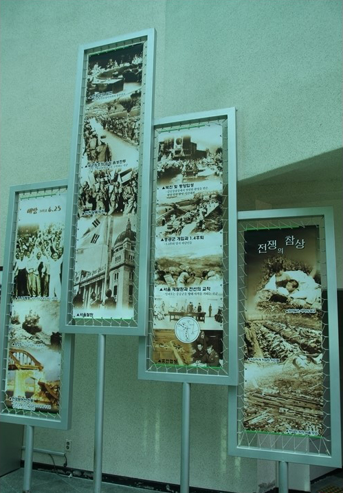 감우재 전승기념관 내부에 전쟁의 참상을 시기적으로 보여주고 있는 전시물 모습.