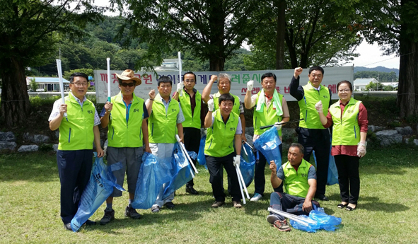 생극면 주민자치위원들이 응천공원 환경정화활동을 전개하고 있다.