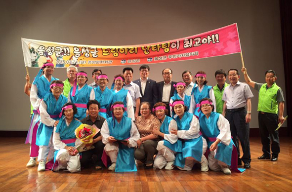 생극 드림아리 난타팀이 2015년 충청북도 주민자치센터 프로그램 경연대회에서 최우수상을 수상하고 기념촬영을 하고 있다.