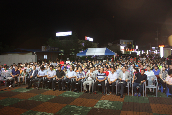싱얼롱콘서트에 참석한 내외빈들을 비롯한 관람객들 모습.