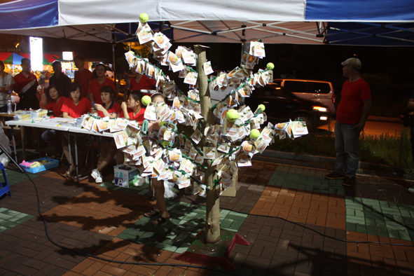 관람객 이름이 적힌 행운권이 달린 복숭아 나무 모형.
