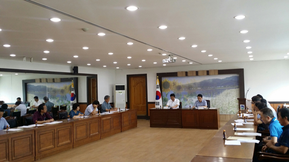 20일 생극면사무소에서 생극면 지역발전협의회 8월 회의가 진행되고 있다.