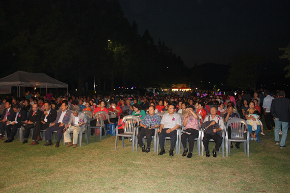 응천공원에서 개최된 생극면민 열린음악회에 참석한 관객들 모습