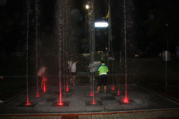 응천공원에 설치된 야외 분수대 모습.