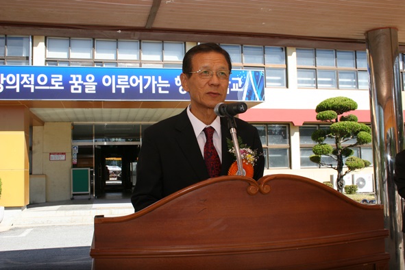 최병태 음성중 총동문회장의 대회사 모습.