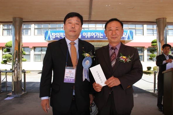 주관기인 27회 동창회에서는 학교발전기금을 김영기 음성중학교 교장에게 전달했다.