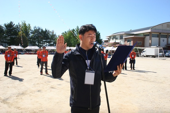 40회 김형서 동문이 선수대표 선서를 하고 있다.
