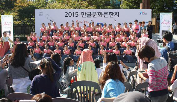음성동요학교 어린이합창단이 한글날 서울 광화문광장에서 공연하는 모습.