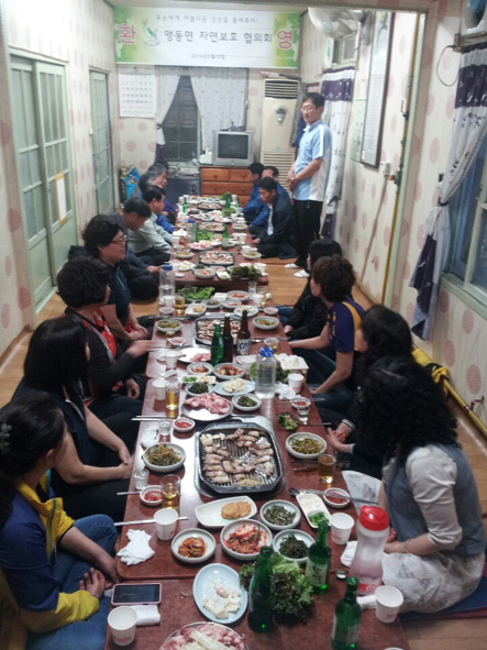 지난 2015년 5월 맹동면 관내 식당에서 모임을 갖고 있는 맹동자연보회회원들 모습.