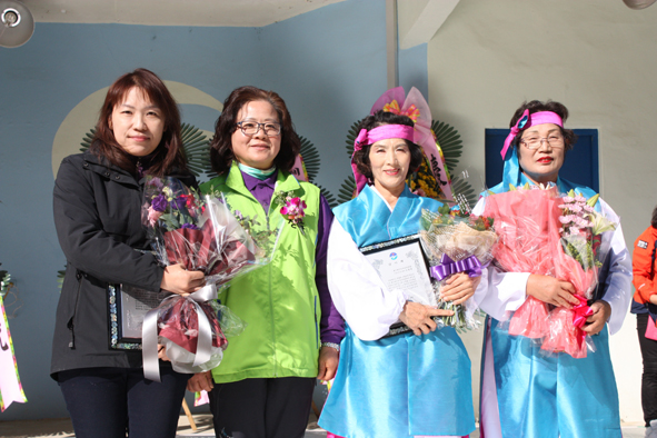 생극면주민자치위원장상 수상자들과 기념촬영을 하고 있는 송춘홍 위원장(사진 왼쪽에서 두번째).