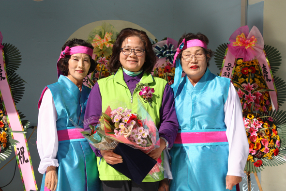 생극주민자치센터 드림난타 대표들이 송춘홍 위원장에게 감사장을 전달하고 기념촬영을 하고 있다.