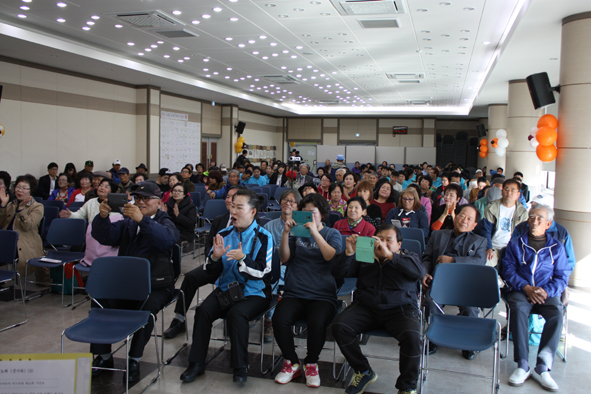음성군장애인복지관 개관 10주년 발표회를 관람하는 참석자들 모습.