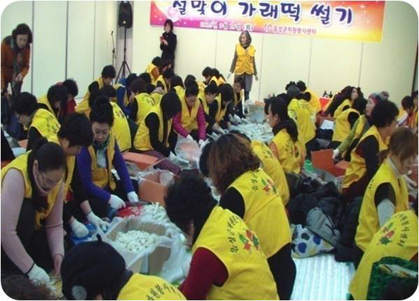 가래떡 썰기 봉사활동에 참여하고 있는 자원봉사자들.