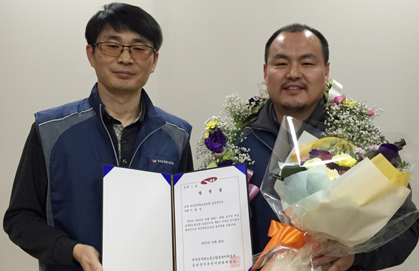 공무원노조 음성지부 임원선거에서 당선된 이화영 후보가 김정기 음성지부 선거관리위원장으로부터 당선증을 교부받고 있다.